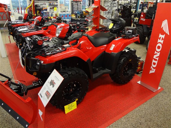 Ny Honda Rubicon 520 hos Gunnarssons Maskin i RefteleMed komfort och kvalitet är RUBICON fyrhjulingen för alla användningsområden från tufft dagligt arbete till ren nöjesåkning.<br /> 
Den delade bakaxeln med sin individuella upphängning gör framkomligheten överlägsen.<br />
Den delade bakaxeln ger hela 26 cm mark-frigång vilket ger framkomlighet i den mest skiftande terräng.<br /> 
Det tillsammans med servostyrningen gör RUBICON till en fantastisk terrängskoter.<br />
RUBICON är den mest kompletta av alla Honda TRX, med körställning som är optimal för terrängkörning, hög och låg växel, delad bakaxel, servostyrning, bränsleinsprutning och rejäla lasträcken ger en komfort utöver det vanliga.<br />
Oavsett om RUBICON används till tufft dagligt arbete eller ren transport så med rätt vald hög eller lågväxel och DCT växellådan, är detta den perfekta ATV’n.<br />
Maskinen finns att få med stora hjul & snöblad som på bilden.<br />
Levereras med antingen WH1 eller WH2-paket.<br />
Kommer snart.
