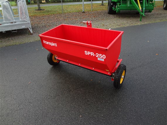 Ny Fransgård Sandspridare SPR 250 hos Gunnarssons Maskin i RefteleMekaniskt driven sandspridare med urkopplingsbar drift på dubbat däck.<br />
Sandspridaren har dragstång med kulkoppling.<br />
Vikt:130 kg<br /> 
Arbetsbredd:120 cm<br /> 
Volym:250 liter<br /> 
