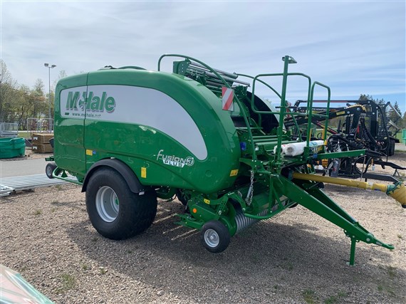 Ny McHale Fusion 3 Plus hos Gunnarssons Maskin i RefteleMcHale Fusion 3 kombipress består av en fixkammare med 18 pressrullar och en integrerad vertikal inplastningsring.<br />
Teknik med film på film innebär applicering av sträckfilm på balens mantelyta redan i balkammaren. <br />
McHale Fusion 3 Plus har full automatik, vilken styrs via McHales iTouch-terminal. iTouch-monitorn omfattar även en kamerafunktion för övervakning av inplastningsprocessen.<br />
Balkammarfilmen fungerar som ett lager plast.<br />
Den i balkammaren applicerade sträckfilmen håller ihop balen när den transporteras till inplastarenheten och är även en del i inplastningsprocessen där den tillför det extra värdet av mer plastfilm på balens största yta.<br />
<br />
Balkammarfilm resulterar i bättre balform.<br />
När stäckfilmen appliceras på balens mantelyta försträcks den ungefär 20 %. Denna försträckning är högre än vad som kan fås med nätbindning och som ett resultat binder sträckfilmen materialet mer kompakt, vilket i slutänden ger bättre balform.<br />
<br />
Balkammarfilm ger högre foderkvalitet.<br />
Eftersom plastfilmen förstäcks när den appliceras på balens mantelyta pressar den ut mer luft ur balen än vad nätbindning gör och som en följd av det erhålls bättre och jämnare kvalitet på fodret.<br />
<br />
Balkammarfilm gör återvinningen enklare.<br />
Tack vare att plastfilm används både för att binda ihop balen i balkammaren och plasta in balen, fås vid utfodring endast en restprodukt. Detta reducerar tidsåtgången genom att eliminera ett extra, och tidskrävande arbete, att separera bindgarn eller nät från plastfilmen innan denna återvinns.<br />
<br />
McHale Fusion 3 Plus har full automatik, vilken styrs via McHales iTouch-terminal. McHales iTouch-system har en 7 tums pekskärm i färg, vilken ger en hög nivå på övervakningen via den tydliga och lättöverskådliga displayen.<br />
<br />
iTouch-monitorn omfattar en backkamerafunktion för övervakning av inplastningsprocessen.<br />
<br />
Kameran kan arbeta i två lägen:<br />
* Manuell visning<br />
* Automatisk visning<br />
<br />
iTouch-terminalen har även ett integrerat övervakningssystem som säkerställer att plast appliceras på balen.<br />
<br />
Föraren kan bekvämt från förarplats justera antal lager av sträckfilm som appliceras på balen och även försträckningen av filmen som appliceras på balen i balkammaren.<br />
<br />
Föraren kan välja:<br />
* om knivarna i snittverket ska vara uppe eller nere<br />
* om maskinen ska lägga av den inplastade balen automatisk eller manuellt<br />
* ett “endast pressning”-program för hö eller halm<br />
* mellan ett antal balräknare<br />
* aktivering av smörjlarm<br />
* olika funktioner för balöverföring beroende på fältförhållanden<br />
<br />
Kommer till oss våren 2022.<br />