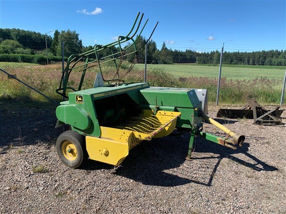 Begagnad John Deere 330 hårdpress hos Gunnarssons Maskin i Reftele