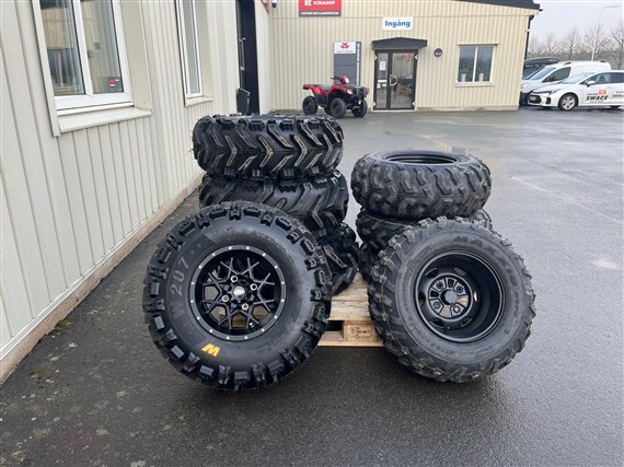 Nya Kompletta Hjul Honda Atv hos Gunnarssons Maskin i RefteleStora aluminiumfälgar med grovmönstrade däck.<br />
För stel eller delad bakaxel.<br />
Finns även originaldäck med standardfälgar.<br />
