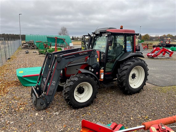 Valtra A75 hos Gunnarssons Maskin i RefteleÅrsmodell: 2006<br />
2800 tim<br />
Skogshytt<br />
Lastare<br />