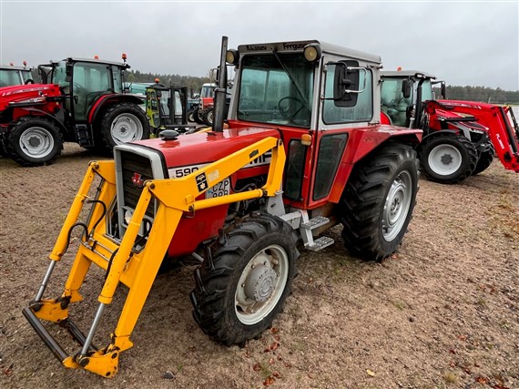 Begagnad Massey Ferguson 590 hos Gunnarssons Maskin i RefteleÅrsmodell: 1980<br />
Med lastare, skopa och pallgafflar<br />
Hydraulisk toppstång<br />