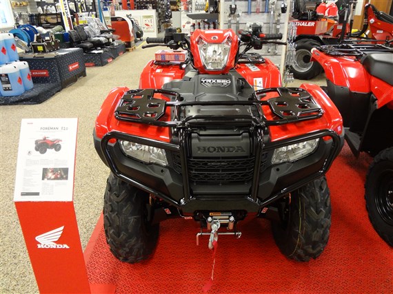 Ny Honda Foreman hos Gunnarssons Maskin i Reftele"Working class hero" säger man om Honda FOREMAN 520, arbetsmaskinernas hjälte nummer ett – FOREMAN!<br />
Även om FOREMAN är en dragare av klass finns här massor av körglädje. Bränsleinsprutningen, servostyrningen och den råstarka motorn är några saker som ger körglädje.<br />
Att man sen blir glad över att den stela bakaxeln inte sjunker ihop vid last på vagnen försämrar ju inte det.<br />
Honda FOREMAN med sin diffbroms gör inte bara att man tryggt kommer upp för backarna också med tungt lass, man får även en fantastisk motorbroms utför.<br />
Med skyddsplåt och vinsch.<br />
Kommer snart!

